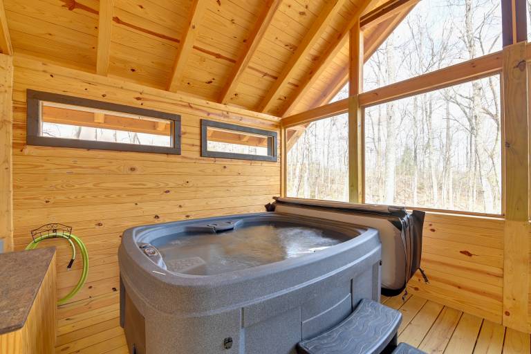 Hot Tub & Fire Pit: Romantic Getaway in Frenchburg — photo 2