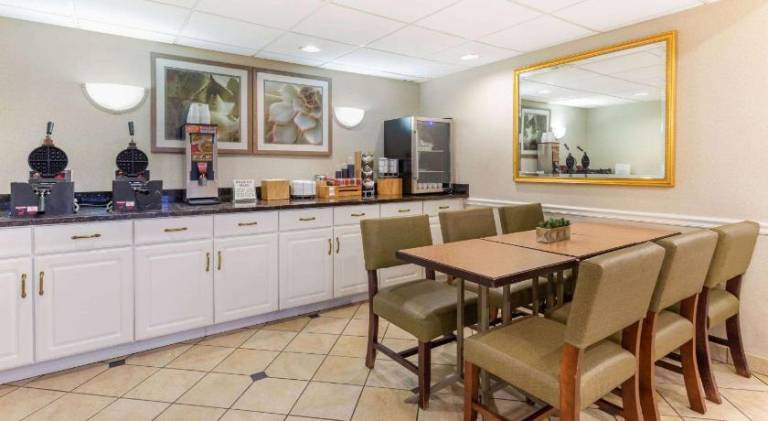 La Quinta Inn & Suites by Wyndham Chicago Gurnee — photo 5
