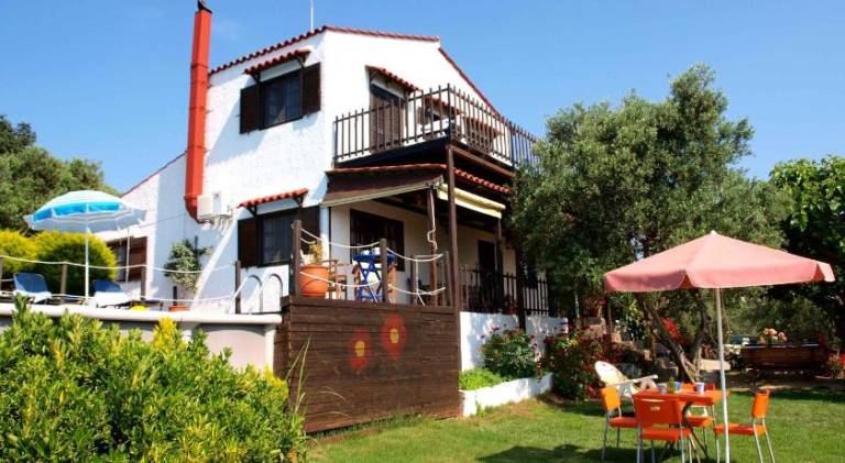 Villa with private pool, grill & yard — photo 4