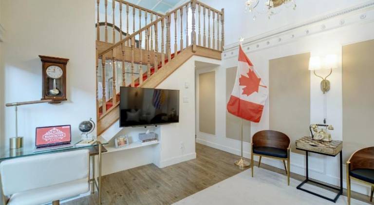 Victoria's Parliamentary Suite with Private Rooftop Patio & Harbour View — photo 2