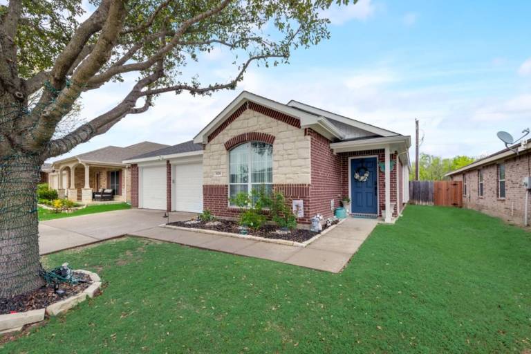 Family-oriented vacation home with yard & pool | Pet-friendly in Grand Prairie, TX