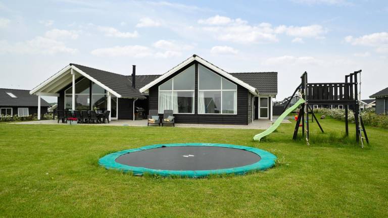 House with jacuzzi, terrace & yard — photo 2