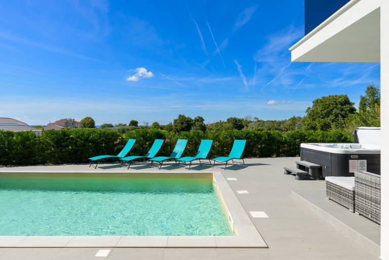 Villa with terrace, heated pool & grill — photo 4