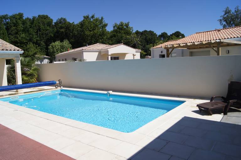 Fully equipped house with yard, barbeque & private pool | Pool view | Pets are welcome — photo 3