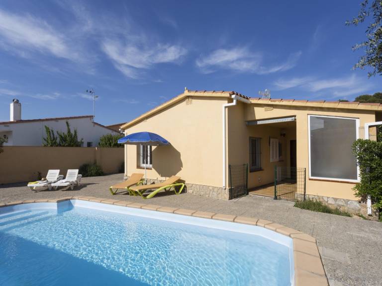 Vacation home with private pool, grill & garden — photo 4