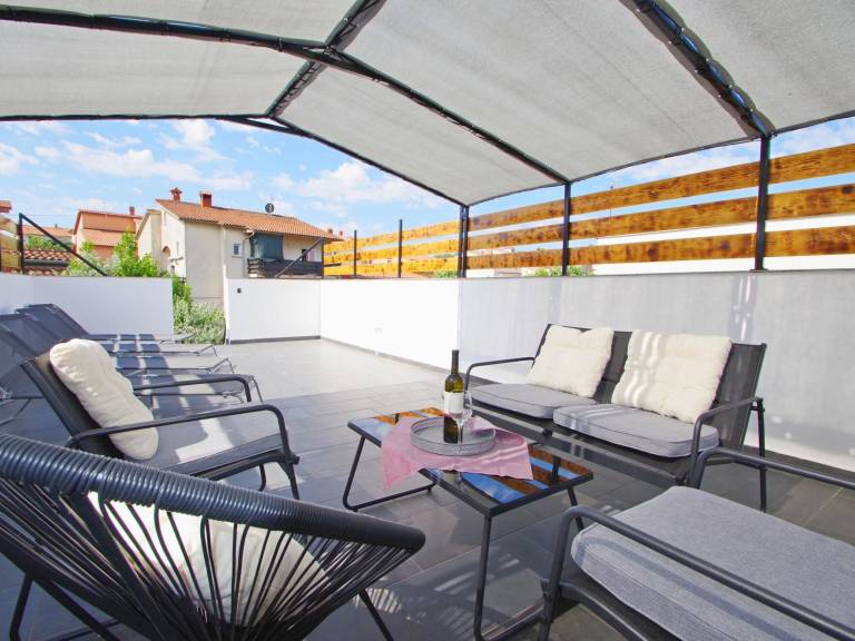Apartment with terrace, barbeque & garden — photo 5