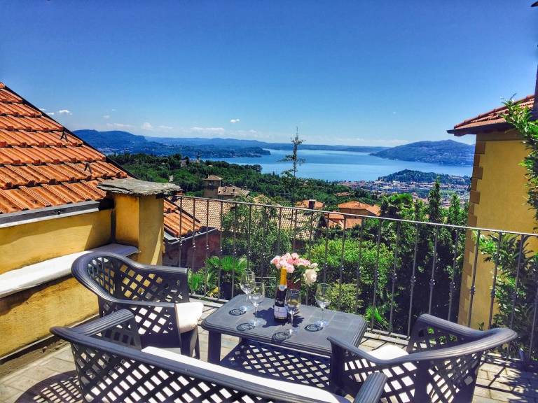 Fully equipped big vacation home with terrace & garden | City view | Pets are welcome in Baveno