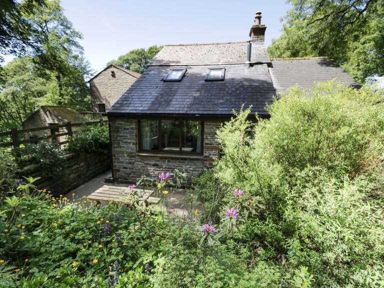 Cottage with garden — photo 3