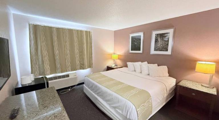 Bison Inn & Suites University Dr — photo 2