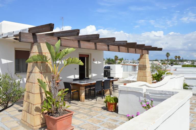 Holiday apartment with barbeque, patio & garden | City view — photo 2