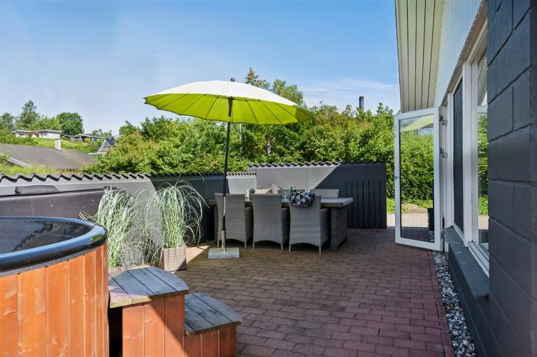 Nice house with hot tub, yard & barbeque | Pet-friendly — photo 2