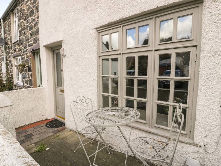 Cottage with yard & terrace | Beach view — photo 2