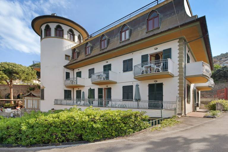 Holiday apartment with pool, terrace & yard | Garden view in Moneglia