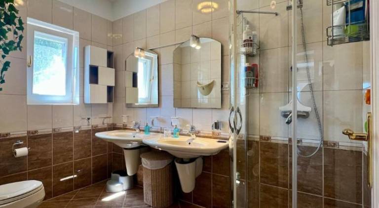 Villa with pool & hot tub | Pet-friendly — photo 2