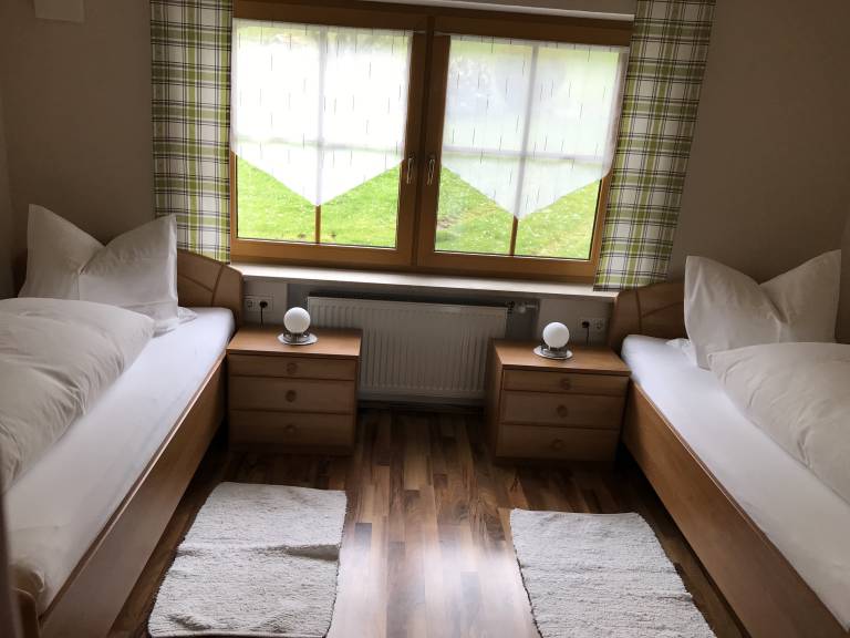Rental apartment with yard, BBQ & patio — photo 4