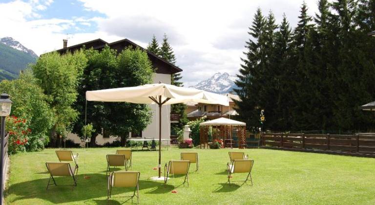 Holiday apartment with patio, garden & BBQ — photo 4
