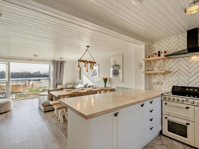 Fully equipped charming lodge with garden | Water view | Pets allowed — photo 4