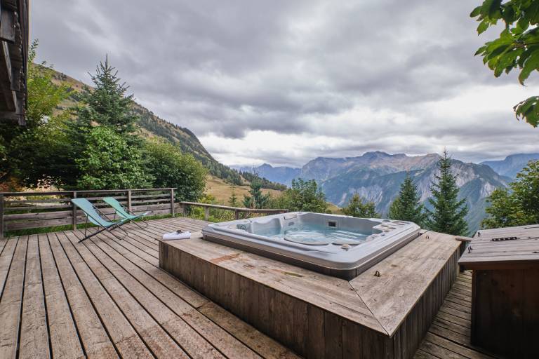 Chalet 'Il Fera Beau Demain' with Mountain View, Private Terrace and Wi-Fi in Huez