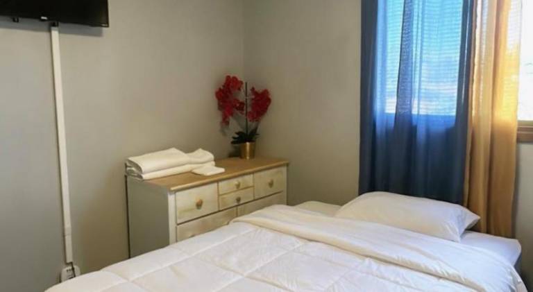 Cozy Private Room With Two Beds — photo 5