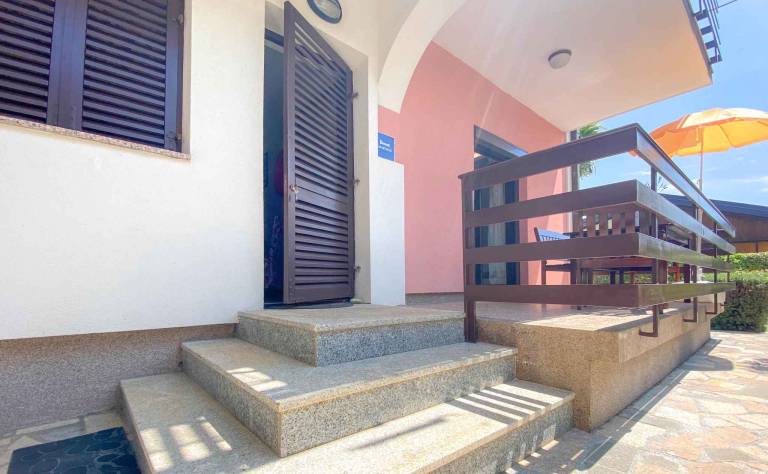 Apartment with BBQ, patio & yard — photo 4