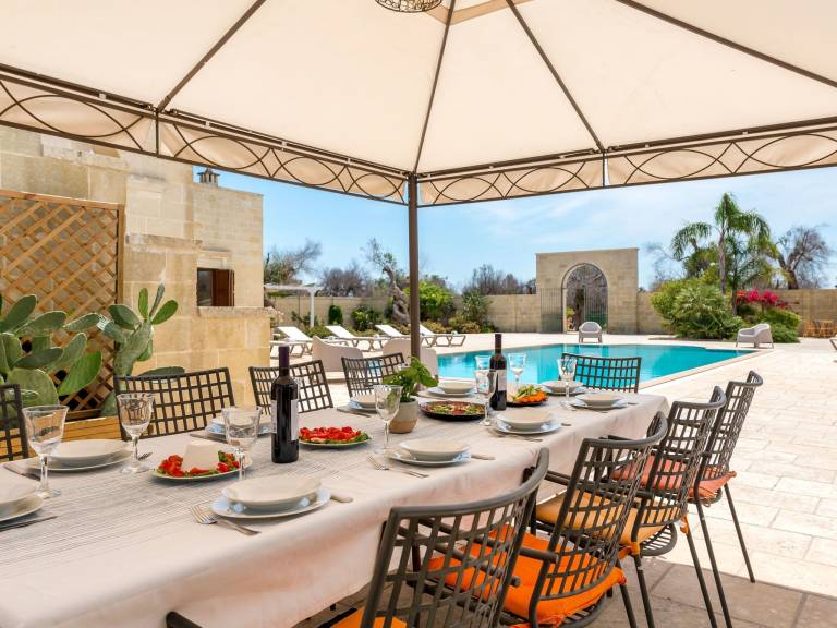 Vacation home with barbecue, yard & private pool — photo 3