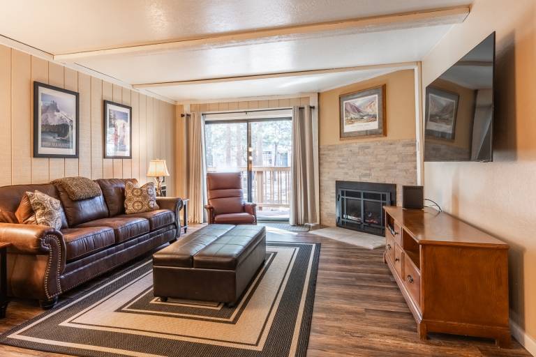Children-friendly beautiful condo with jacuzzi, BBQ & pool | Mountain view | Close to the ski | Pet-friendly — photo 2