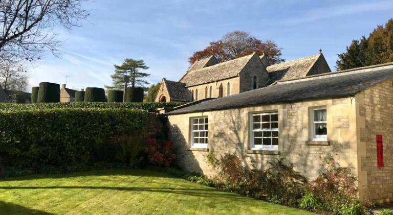 The Old Post Office Studio Apartment in a Beautiful Cotswold Village