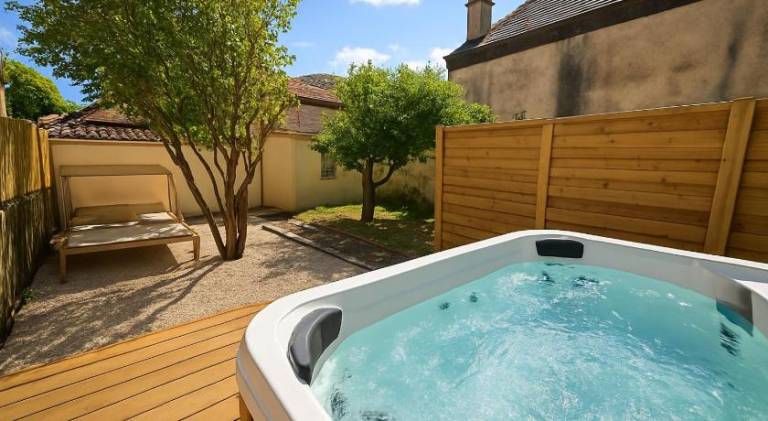 Apartment with jacuzzi in Lourdes