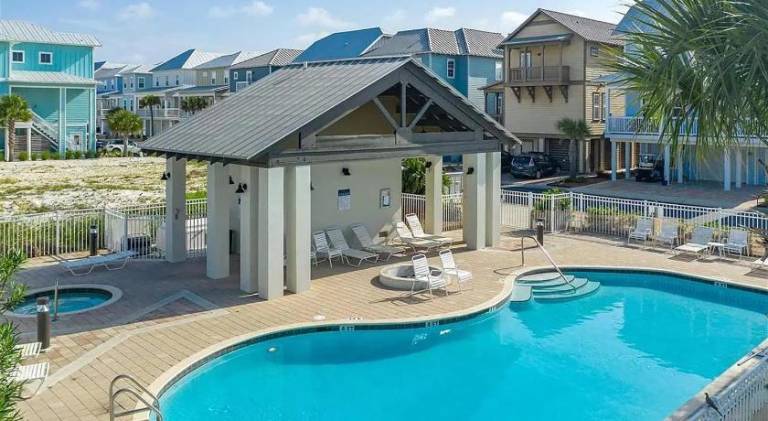 Vacation home with hot tub | Beach nearby | Pet-friendly — photo 4
