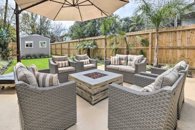 2 Blocks to Stewart Beach: Home w/ Backyard Oasis in Galveston, TX