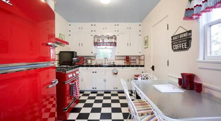 PRIVATE HOME Walk to Downtown CHERRY BLOSSOM COTTAGE Hot Tub SLEEPS UP TO 6 GUESTS — photo 4
