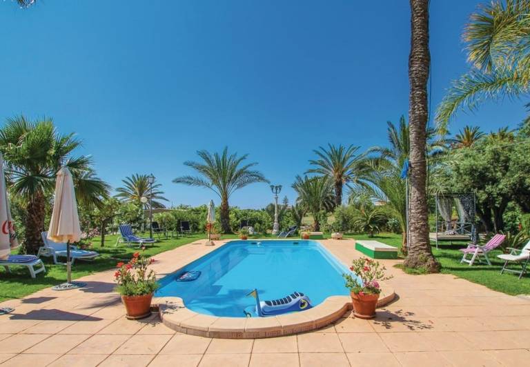Villa 'Teresa' with Private Pool, Wi-Fi, and Air Conditioning in Elche