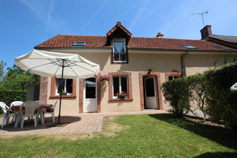 Gite with barbecue, yard & terrace — photo 5