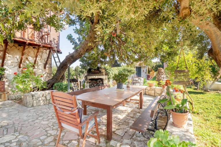 House with garden, private pool & barbeque | Good for workation in Malevizi