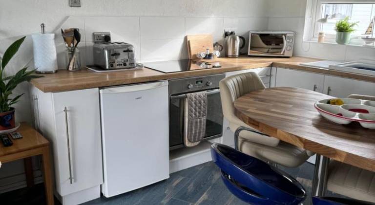Cosy Beach Chalet — photo 3