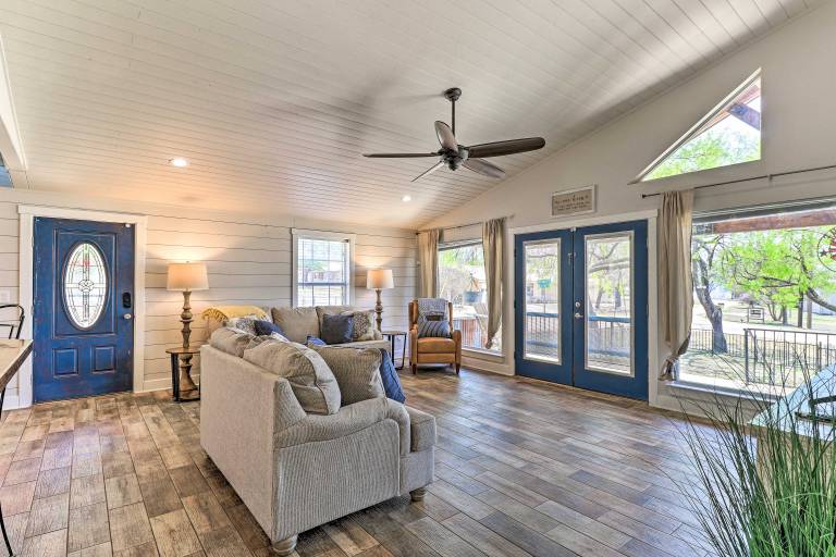 Charming Burnet Cottage w/ Lake View + Porch! — photo 4