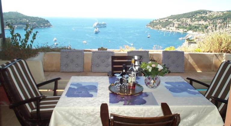 Fully equipped rental apartment with yard, pool & terrace | Beach nearby | Pets allowed — photo 4