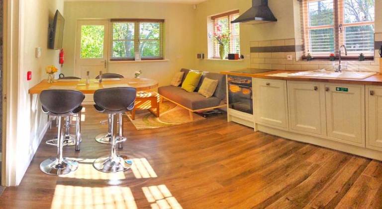 Daweswood - Luxury cottage, lake access & hot tub — photo 5