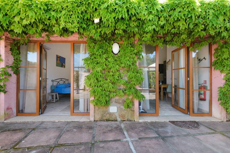 Charming vacation home with terrace, fast internet & yard | Garden view | Pets are welcome — photo 2