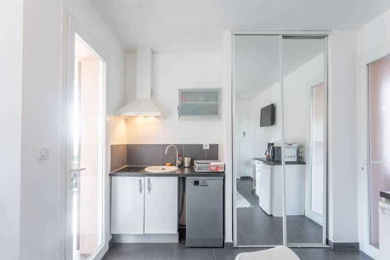 Studio "1 - Le Mas Du Soleil" with Shared Pool, Wi-Fi, and Air Conditioning — photo 4