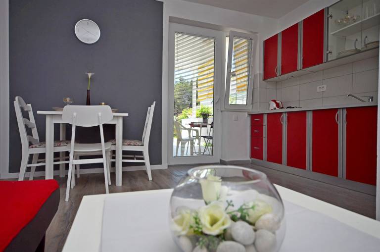 Wonderful apartment with yard, BBQ & patio | Garden view | Close to the beach | Pets are welcome — photo 4