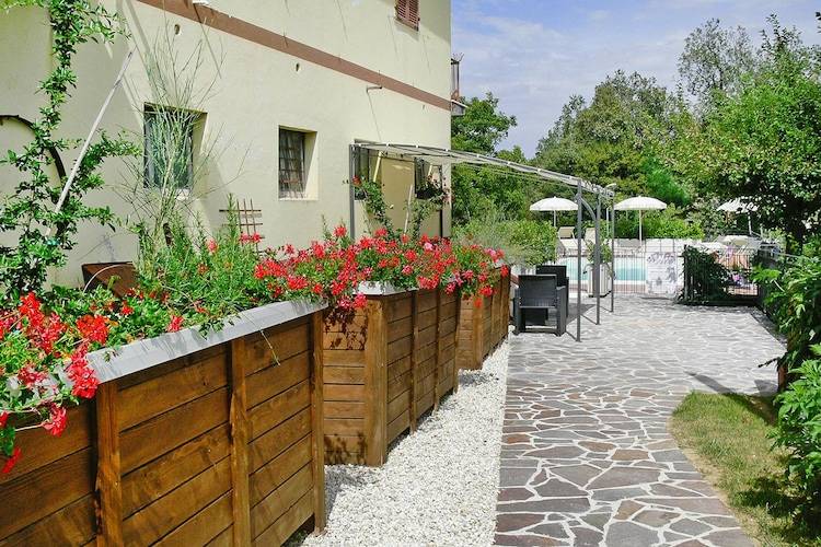 Rental apartment with pool, barbeque & yard — photo 4