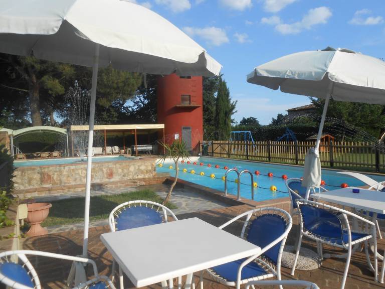 Rental apartment with garden, BBQ & pool — photo 5