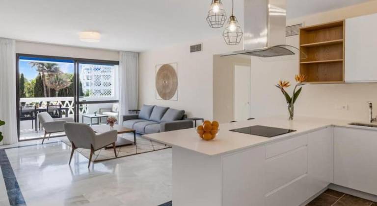 Stylish Sea view apartment in Playas del Duque — photo 3