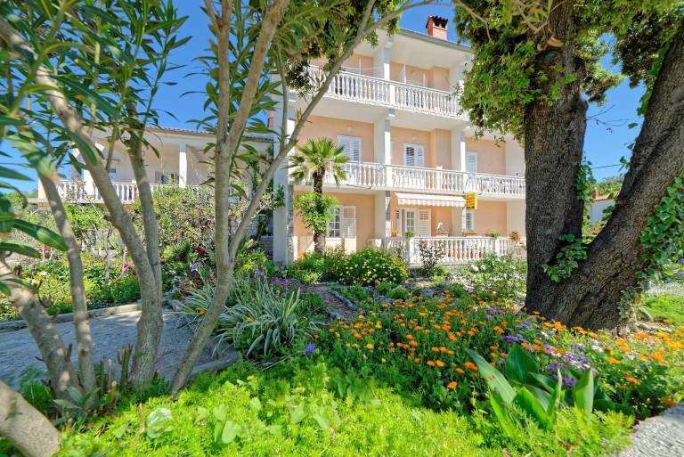 Wonderful dedicated room with barbeque, terrace & fast internet | Sea view | Pets allowed in Rab