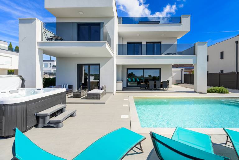 Villa with terrace, heated pool & grill in Pula
