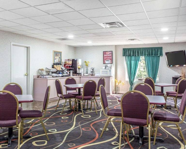 Econo Lodge Inn & Suites Marietta near Dobbins ARB — photo 4