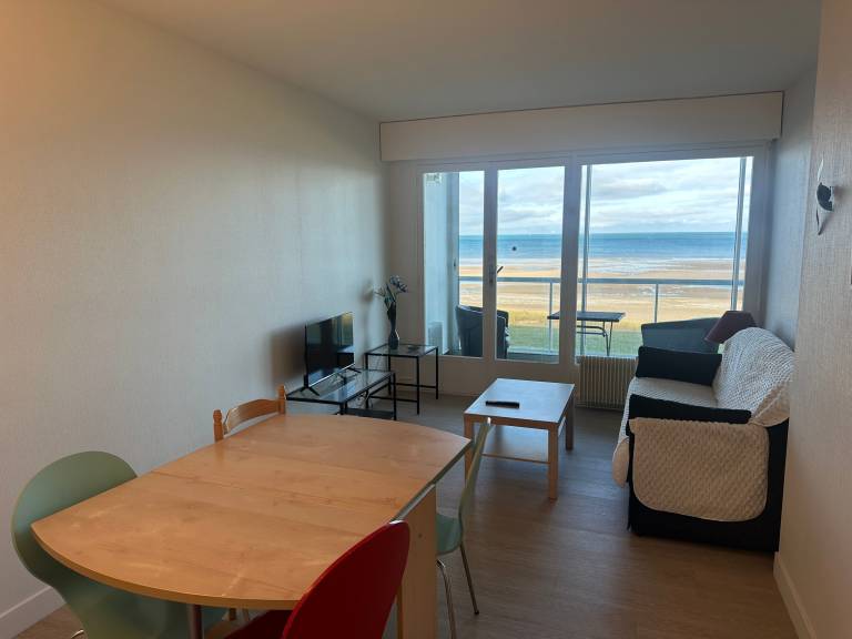 Stunning Sea View Apartment in Varaville – Beachfront Loggia, Sleeps 4 — photo 2