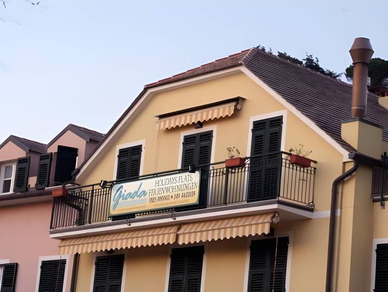 Nice holiday apartment with patio | Beach nearby | Pet-friendly in Moneglia