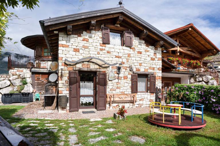 Chalet with terrace, garden & barbecue | Garden view — photo 3